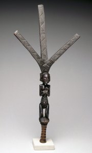 Brooklyn_Museum_22.1345_Bow_Stand_Nsakakabemba